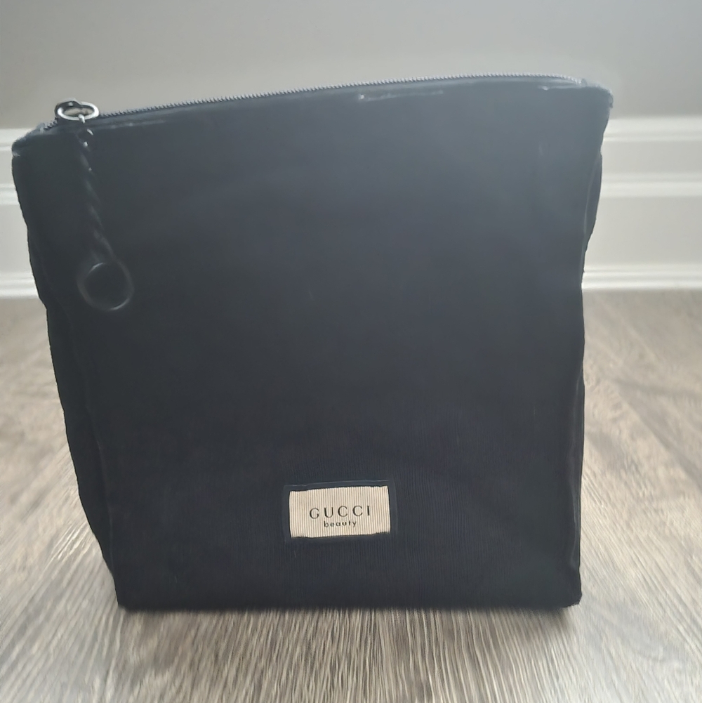 Gucci Beauty Bag. Black Exterior Plaid Interior Zip Closure. NEW
